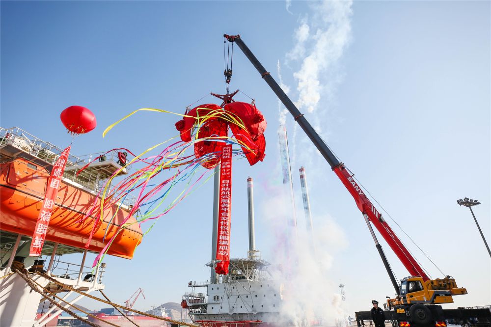 渤船重工建造的華科1號、2號自升助航式作業(yè)平臺命名交工